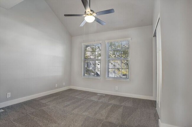 Building Photo - End Unit Spacious Two Bedroom Two & Half Bathroom Townhouse Available!