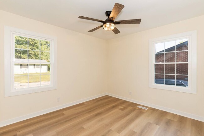 Building Photo - Three Bedroom Home!