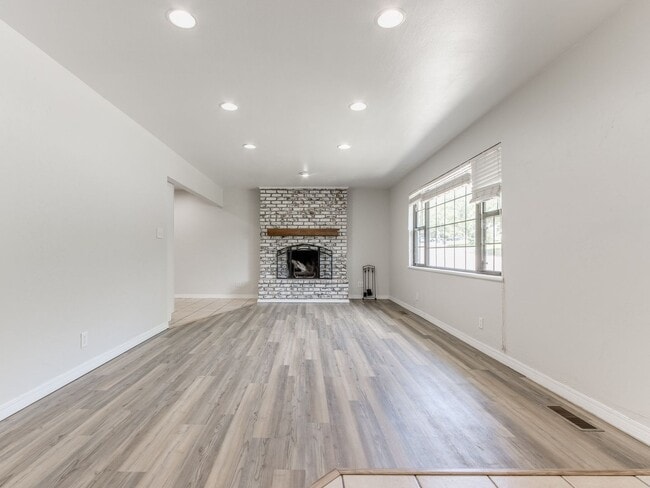 Building Photo - 3 Bedroom 1 Bath Home w/ 2 car garage in Shawnee