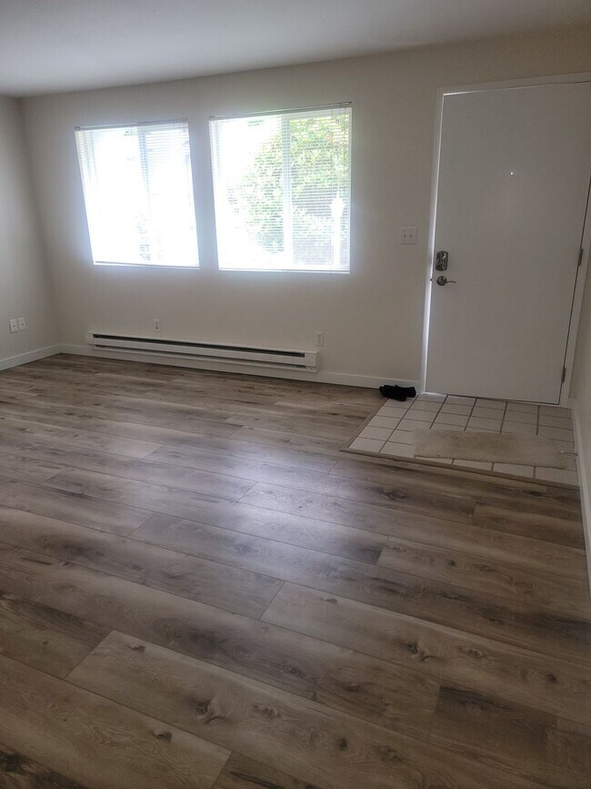 Building Photo - University Place Ground Floor Apartment Home, Newly refurbished "Somerset Place"  2 Bedroom, 1 1/...