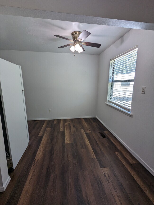 Dining Area - 304 Vicksburg Cir