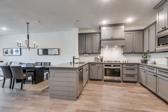 Building Photo - Lovely Las Colinas Townhome