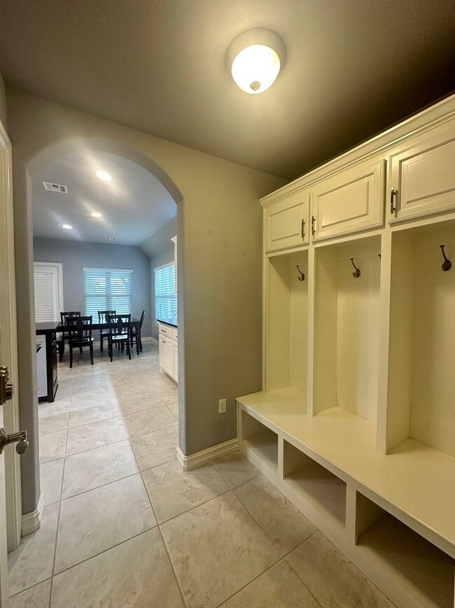 Building Photo - 3 bed, 2 bath -Aspen Pond