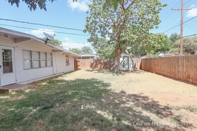 Building Photo - Adorable 4 Bedroom 2 Bath