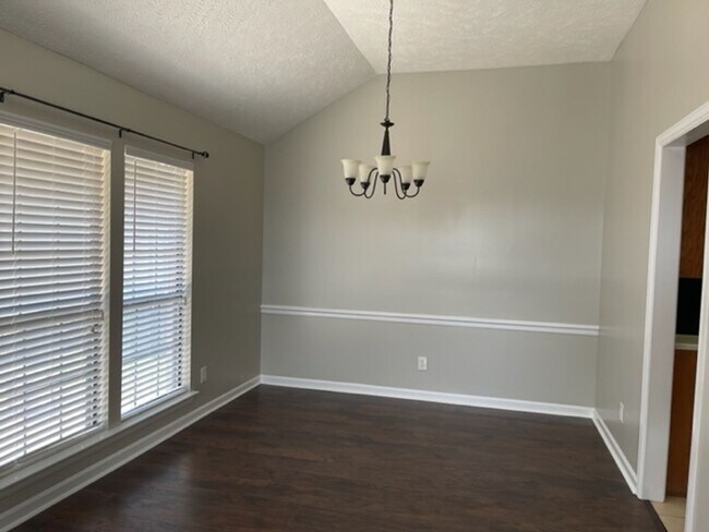 Building Photo - 1604 Queen Elizabeth Ct