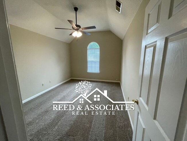 Building Photo - Charming Home Located in Quiet Neighborhood!