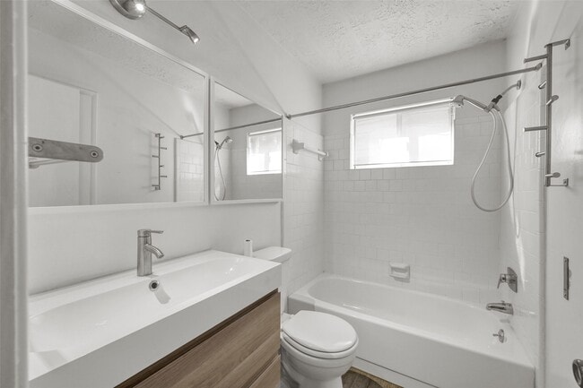 Building Photo - 9 Birchcane Dr