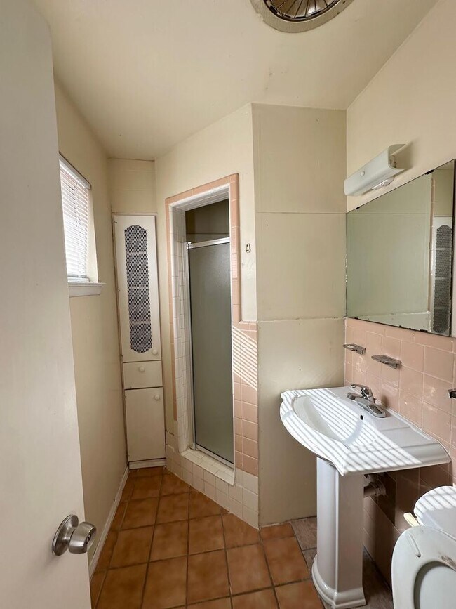 Building Photo - 3 Bed 2 Bath Ready To Rent ASAP!