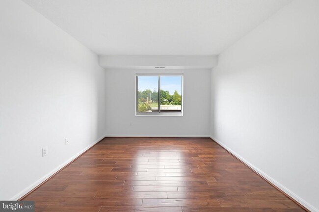 Building Photo - 2121 Jamieson Ave