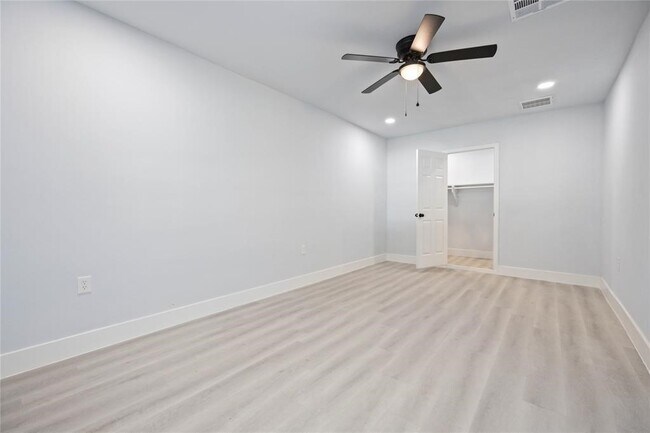 Building Photo - 9405 Cathedral Dr