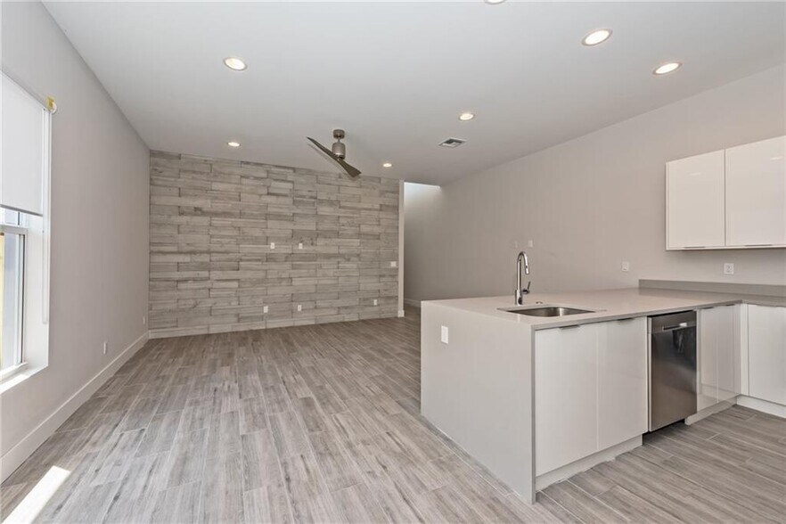 Building Photo - 1105 NE 2nd Ave