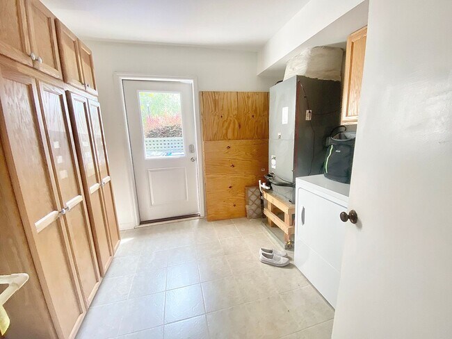 Building Photo - Beautiful Mount Pleasant Townhome
