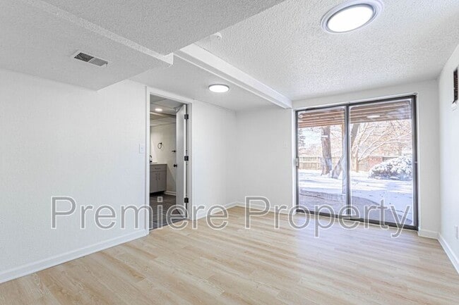 Building Photo - 705 NW Buckingham Pl