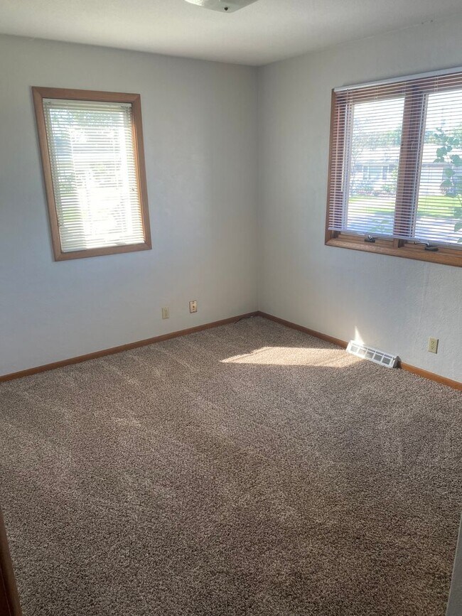 Building Photo - 2325-2327 Victoria Dr SW