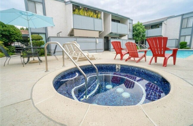 Building Photo - Beautiful Large 2+2, Balcony, Central AC ~...