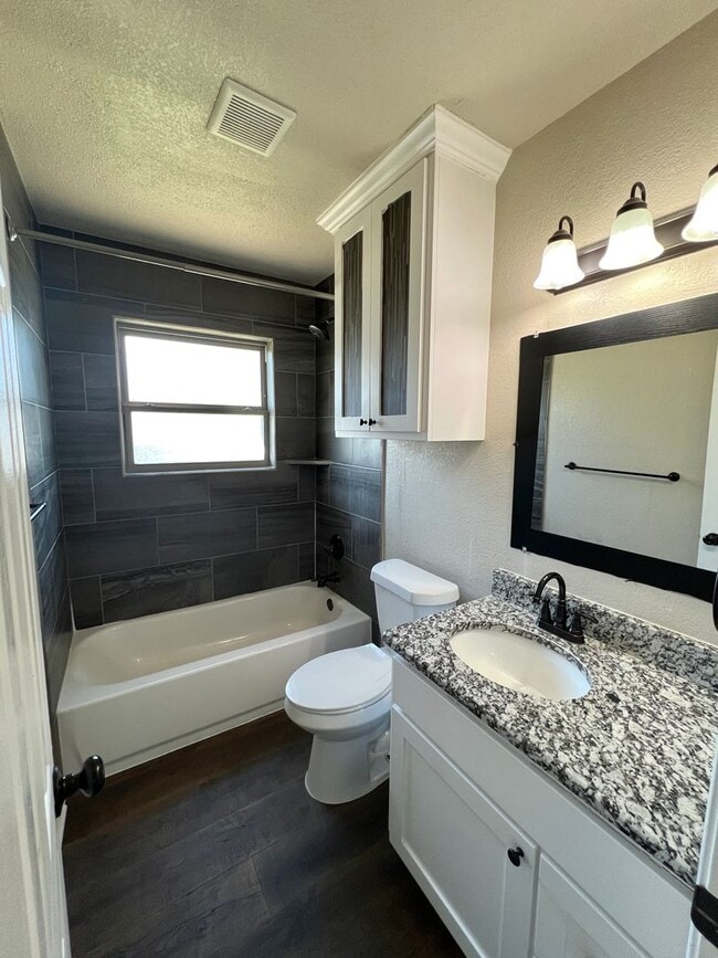 Building Photo - FOR LEASE! 3 Bedrooms, 1.5 Baths, 1 Car Garage with a HUGE Backyard