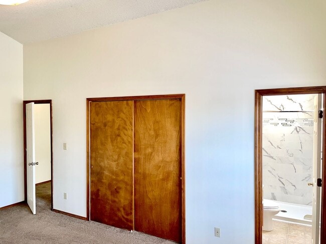 Building Photo - 3 Bedroom Home Right Off the Powers Corrid...