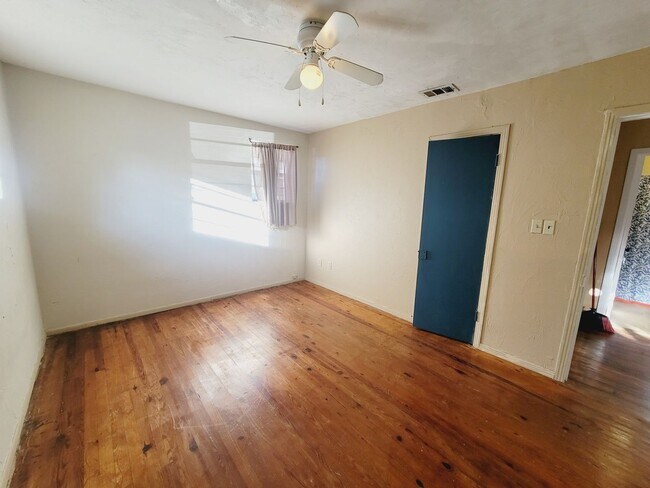 Building Photo - SPACIOUS 2/2 w/ Wood Floors, Washer/Dryer, Office, & Carport! Walk to Midtown Night Life! Availab...