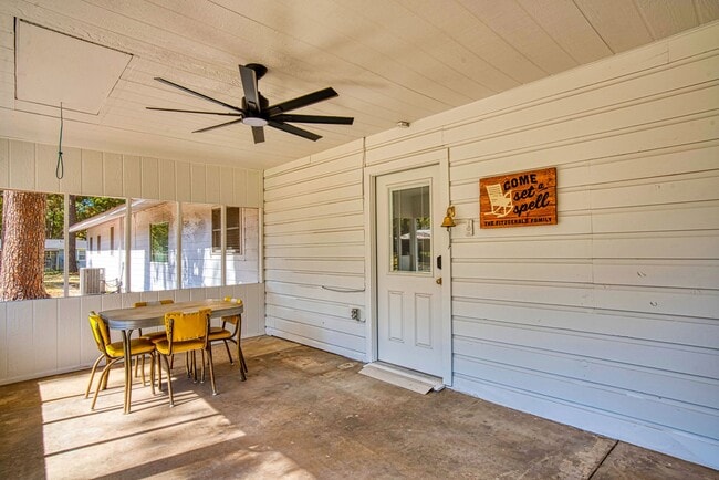 Building Photo - 201 White Dr