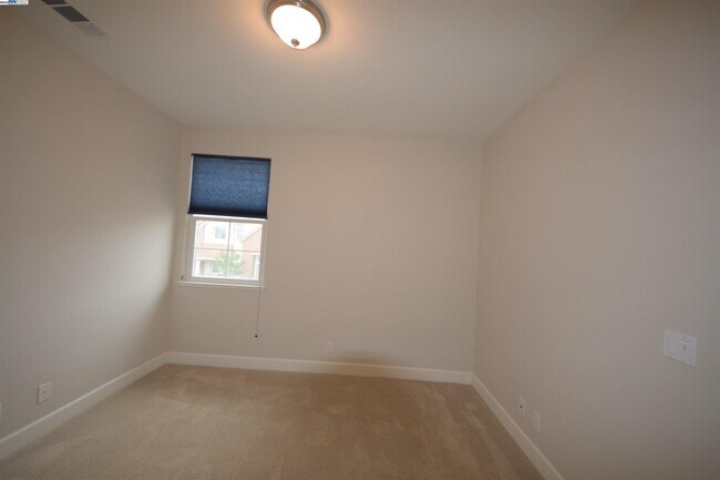 Building Photo - 1067 Green St