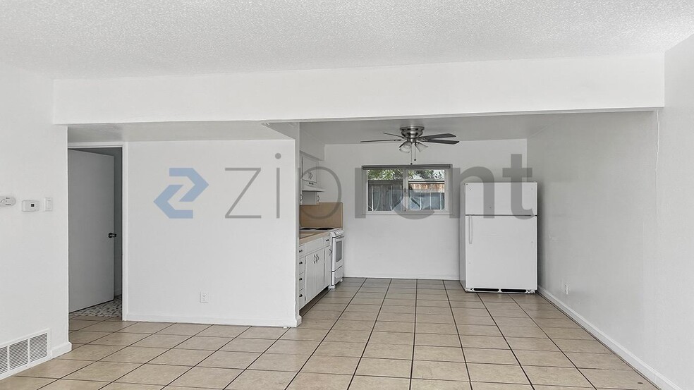Building Photo - Unit 2