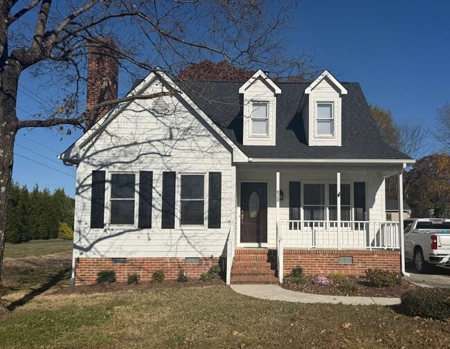 Building Photo - Three bedroom, 2 bath house in Elon