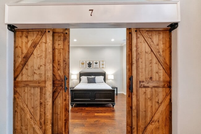 Building Photo - 8311 Shoregrove Dr