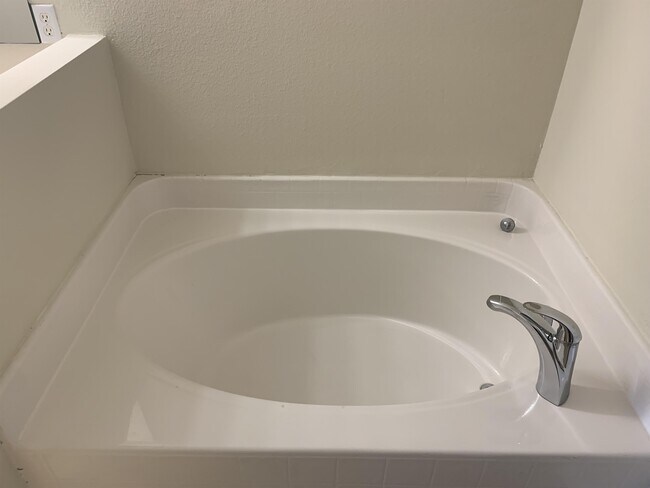 Building Photo - 4690 Salamander St