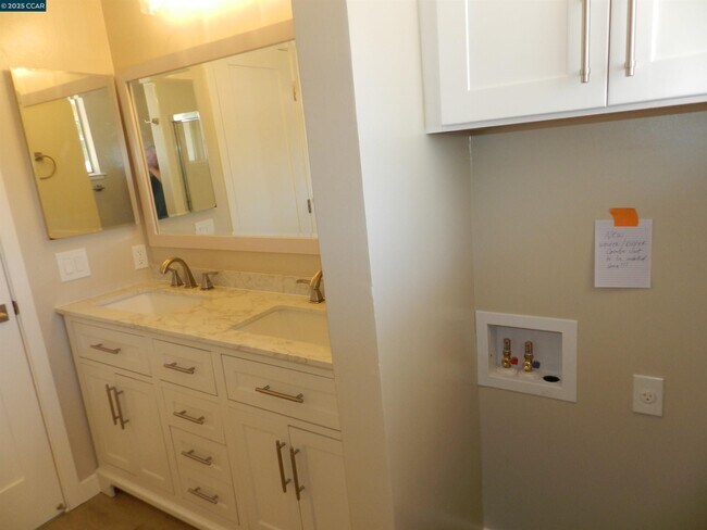 Building Photo - 5519 Roundtree Dr