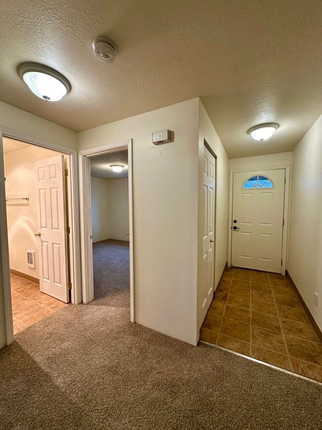 Building Photo - *** $800 OFF 1st Month *** Charming Duplex in Redmond, OR! 611 NE Larch!