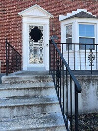 Building Photo - 3 Bedroom Home with Basement and yard