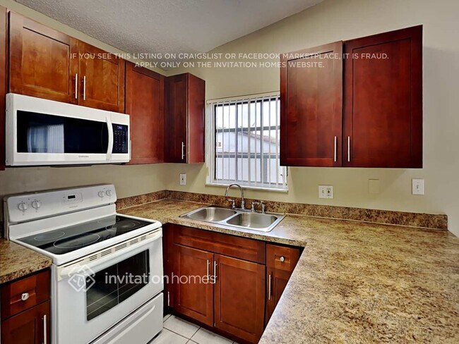 Building Photo - 2579 W 70th St