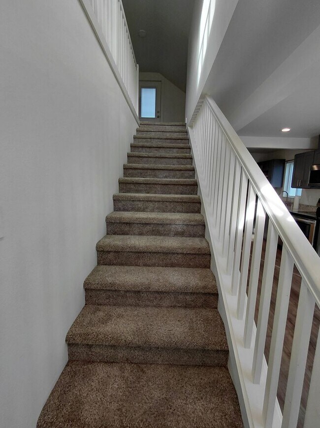 Building Photo - Cozy updated 1 bedroom with rooftop deck