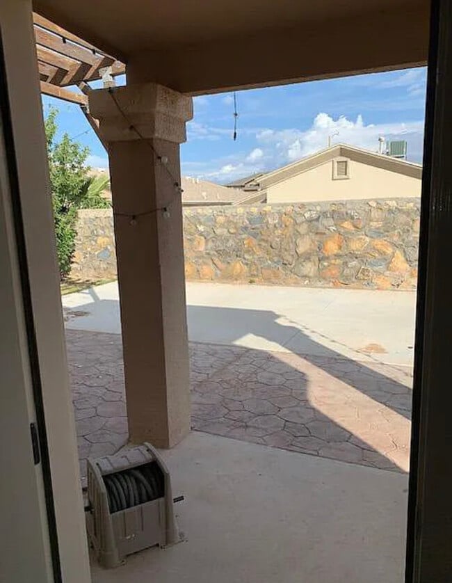 Building Photo - 14207 North Point Ave