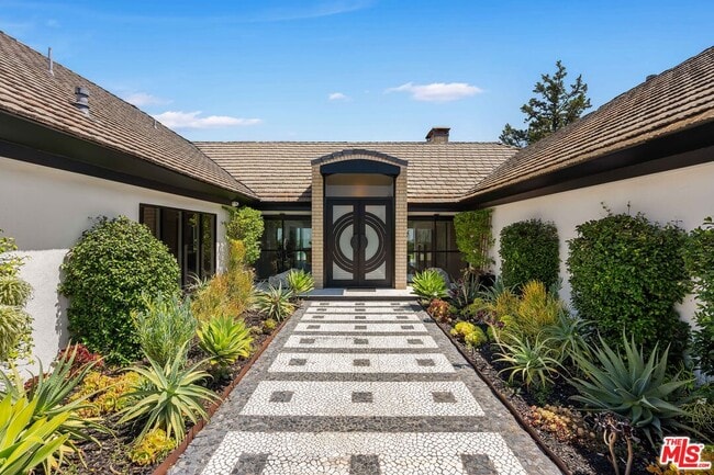 Building Photo - 8416 Skyline Dr