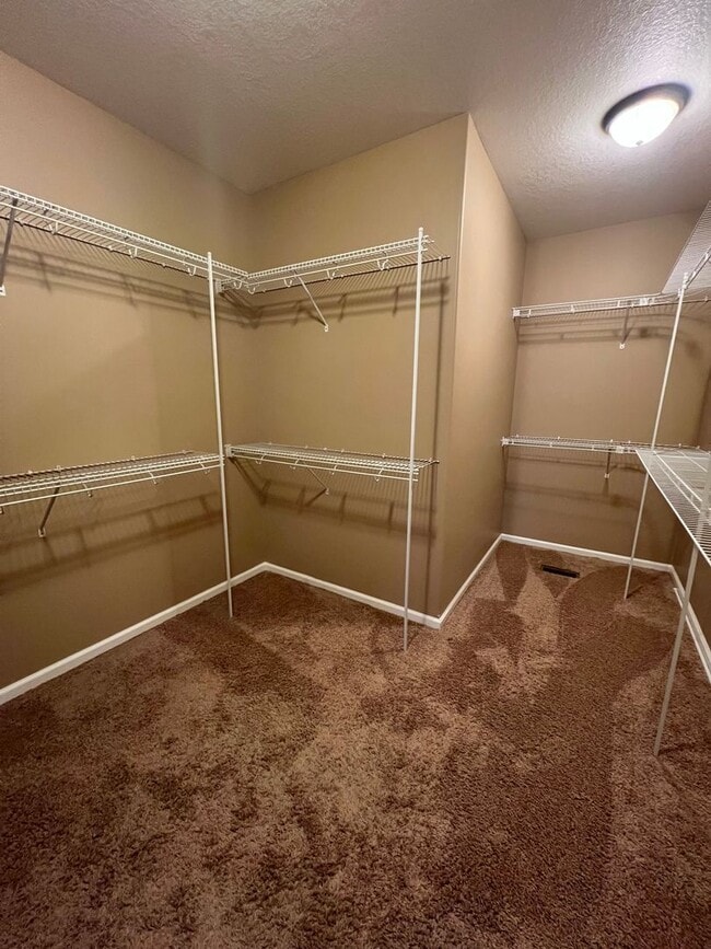 Building Photo - Luxurious 4-Bedroom Home in Fox Creek Subdivision!