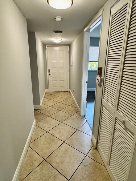 Building Photo - 2334 S Cypress Bend Dr