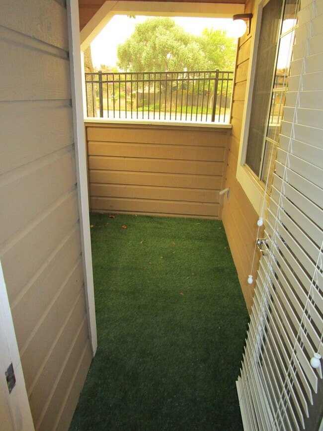 Building Photo - Gated Raintree Terrace Condo! Available Now!