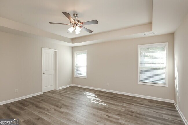 Building Photo - 900 Walnut Woods Dr