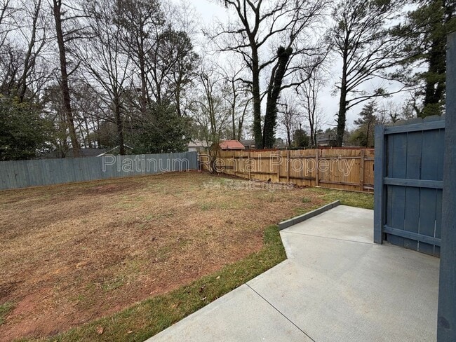 Building Photo - 1900 Selwyn Dr