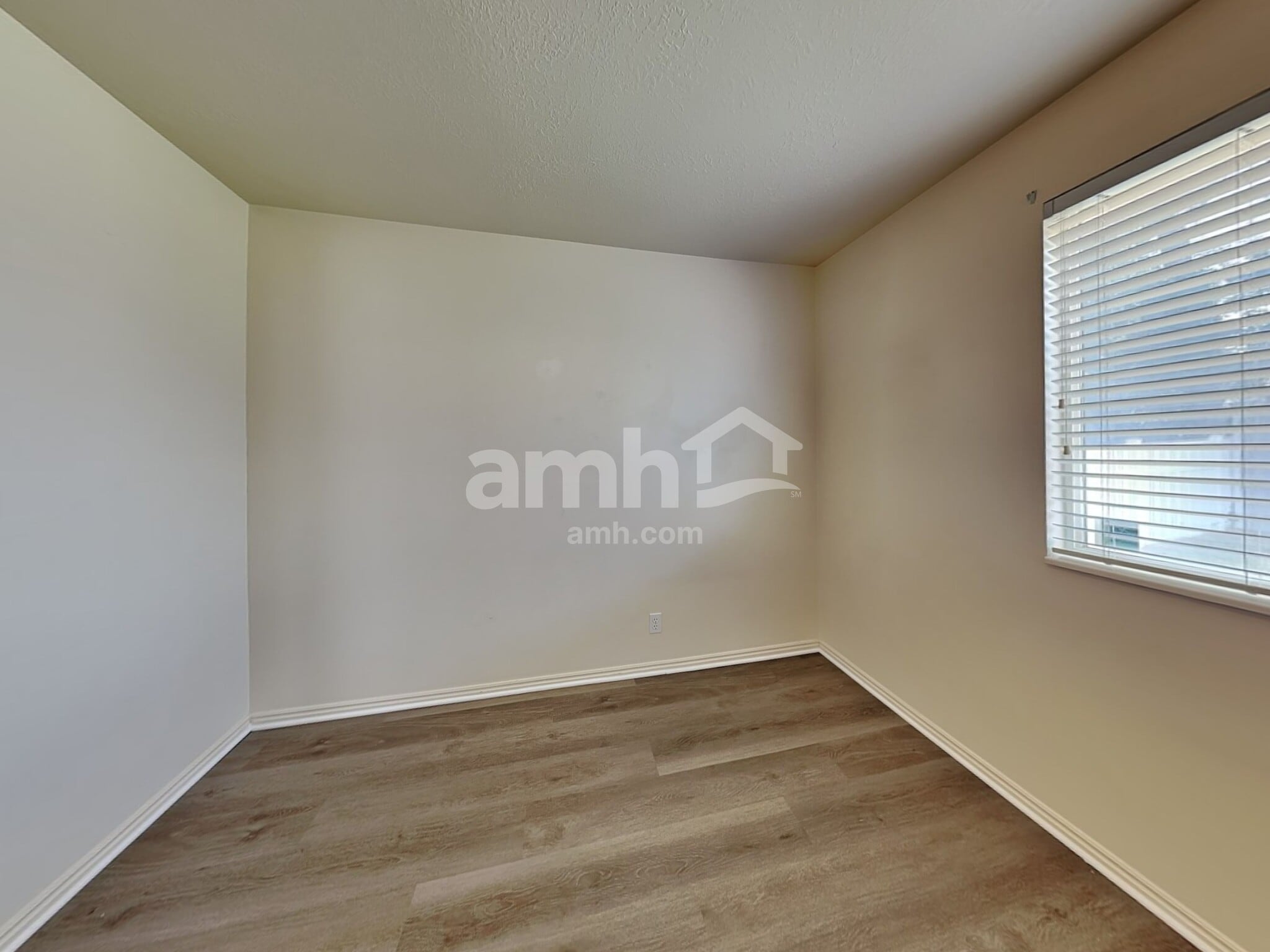 Building Photo - 68 E 350 S