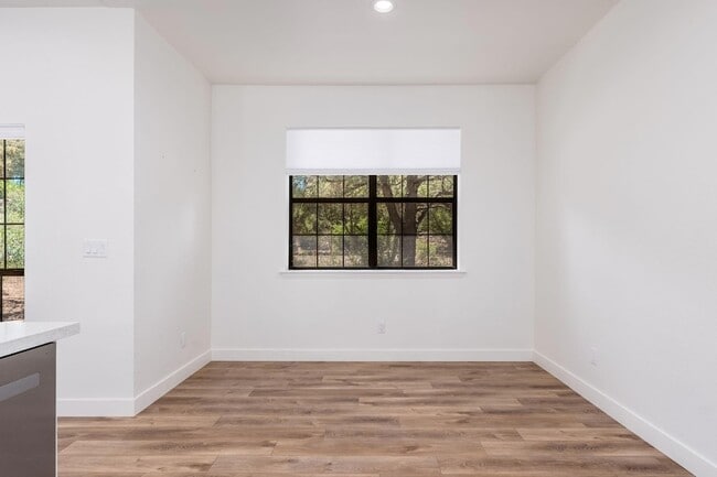 Building Photo - 908 S Manzanita Dr
