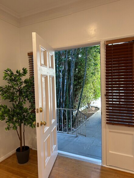 Building Photo - 850 S Kenmore Ave