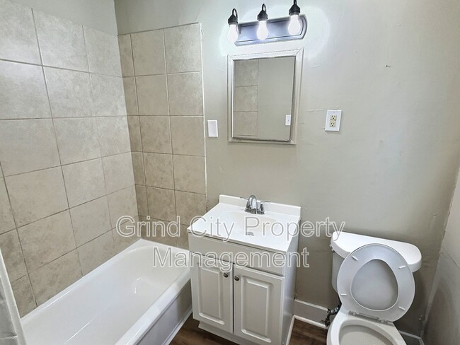 Building Photo - 1065 N Holmes St