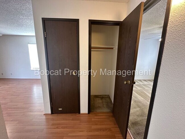 Building Photo - 400 S Saliman Rd