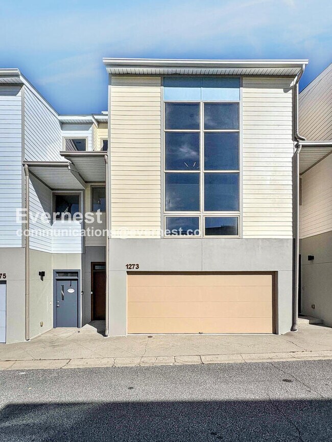 Primary Photo - 2 Bed/2.5 Bath Townhome with Garage - 18 M...
