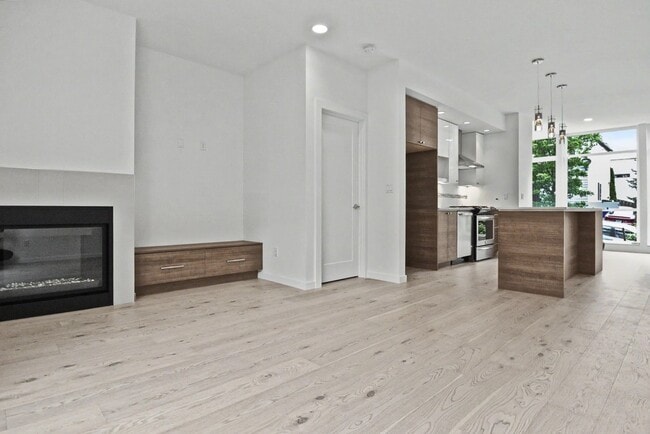Building Photo - AVAILABLE AUGUST 14th! Modern Townhome w/ Private Balcony, AC, & Reserved Parking in Central Area
