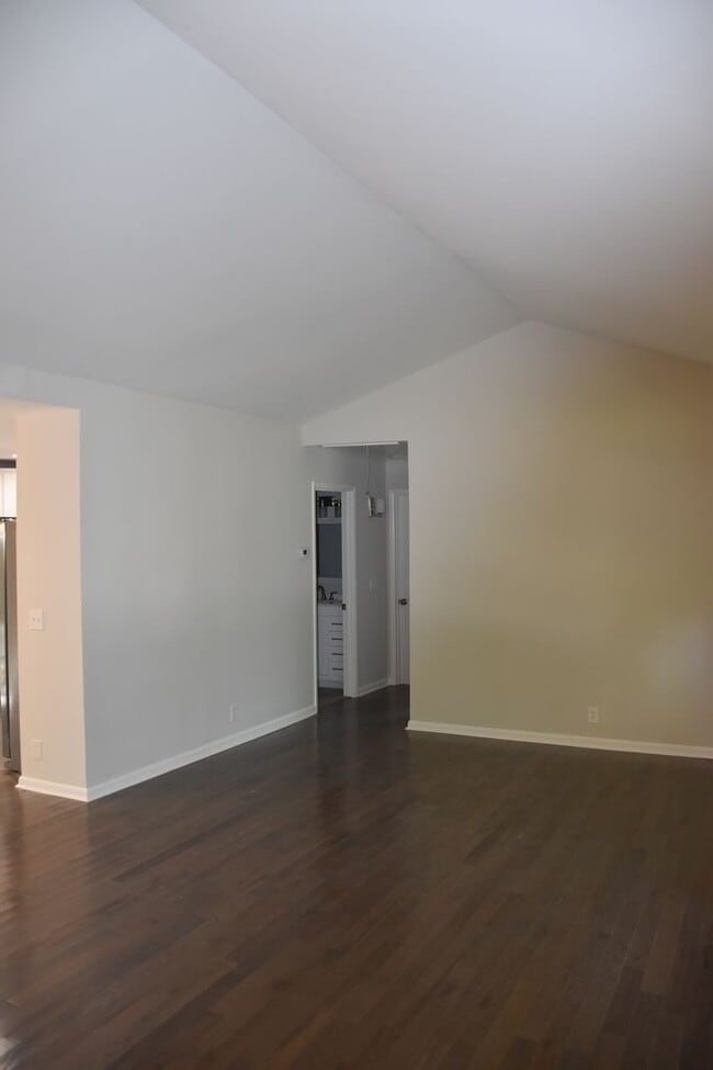 Building Photo - 553 Doral Country Dr