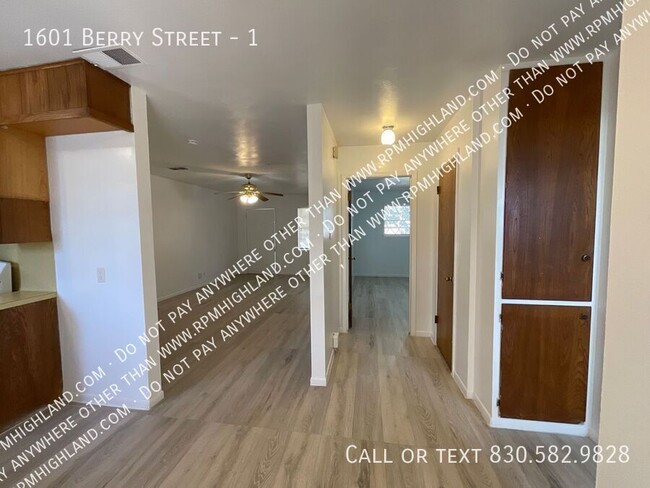 Building Photo - **AVAILABLE NOW** SPACIOUS 1 BED 1 BATH IN...