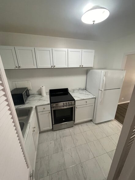 Kitchen - 360 W Wellington Ave